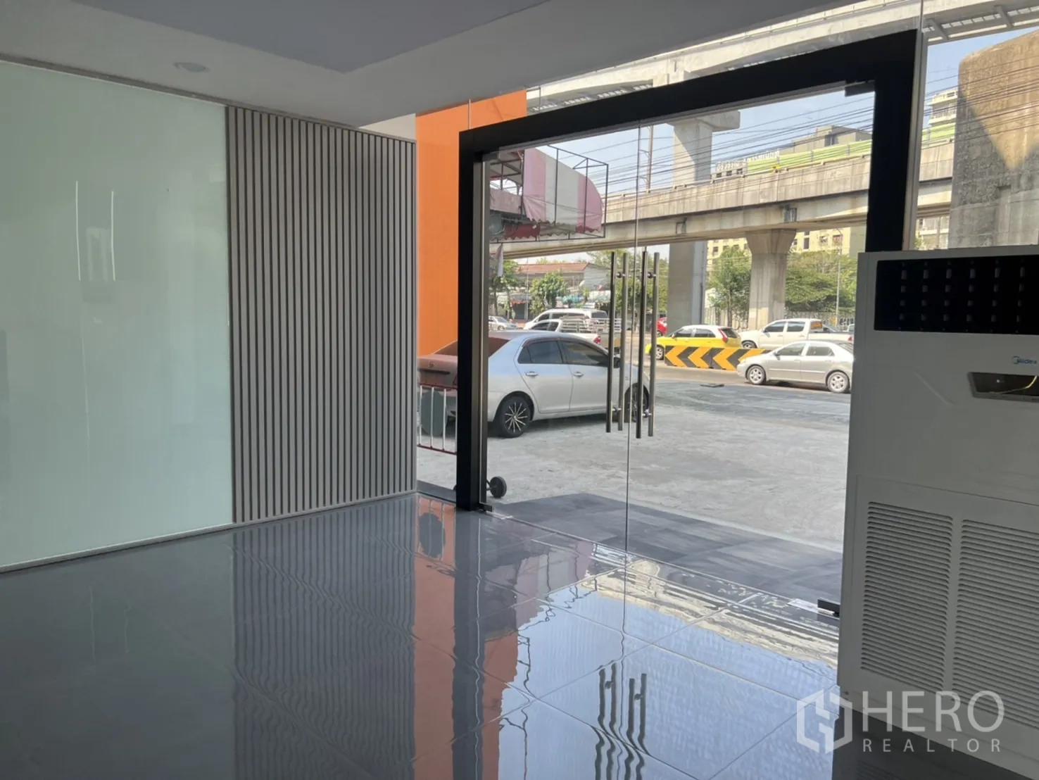 展厅 出租在Khan Na Yao, Bangkok - 首层大堂，玻璃双开门与亮面地砖，直通街道。