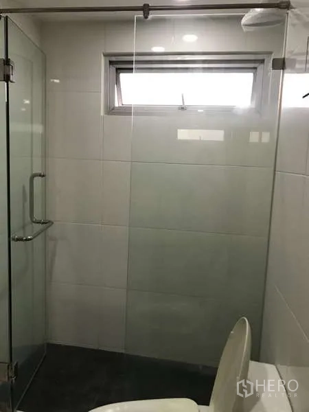 คอนโด ขายในWatthana, Bangkok - ห้องน้ำสมัยใหม่ พร้อมตู้กระจกกั้นอาบน้ำ กระเบื้องสีขาว และช่องหน้าต่าง