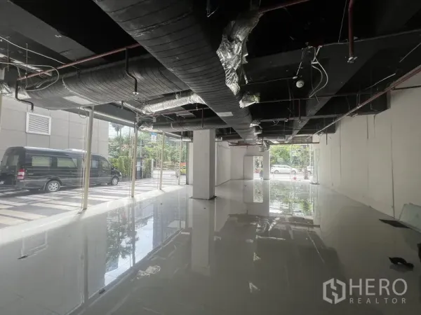 零售空间 出租在Watthana, Bangkok - 开放式店铺空间，落地玻璃带来强烈街景曝光。