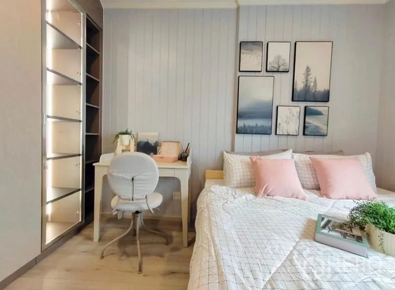 公寓 出租或出售 - 第二卧室带书桌、内置衣柜，床上配粉色抱枕。