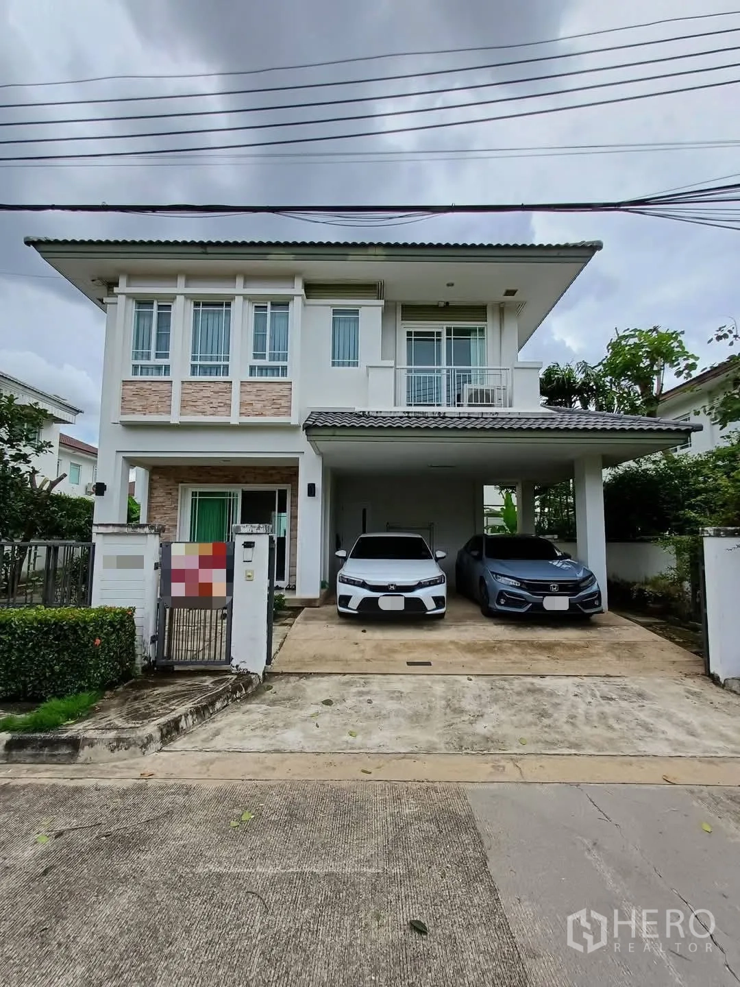 บ้าน for sale in Bang Kapi, Bangkok - ด้านหน้าบ้านสองชั้นสไตล์โมเดิร์น มีทางเข้ากว้างและที่จอดรถคู่