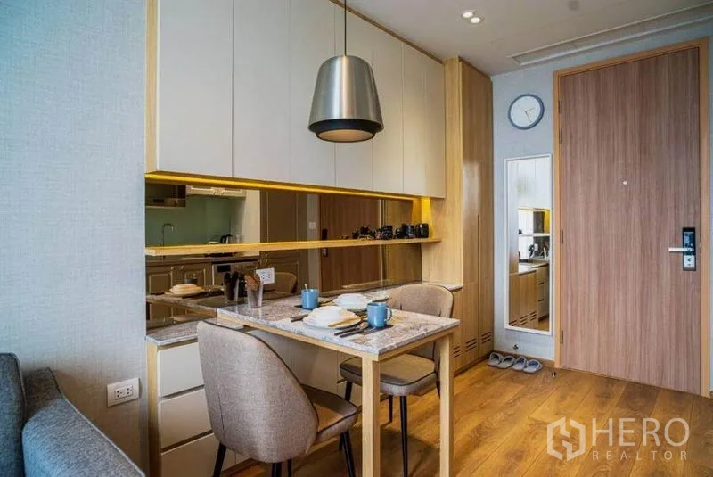 คอนโด ให้เช่าในWatthana, Bangkok - มุมรับประทานอาหารอบอุ่น โต๊ะหินอ่อน โคมแขวน และตู้บิลท์อินกระจกเงา
