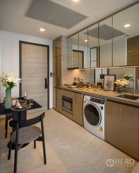 คอนโด ให้เช่าในChatuchak, Bangkok - ครัวโคลสอัพ มีเตา ซิงก์ เครื่องซักผ้า และโต๊ะทานอาหารสองที่นั่ง