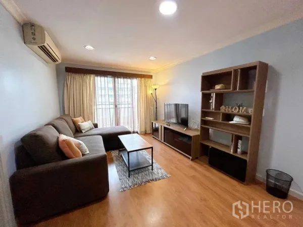 公寓 出租在Watthana, Bangkok - 客厅面向阳台推拉门，配电视与置物架。