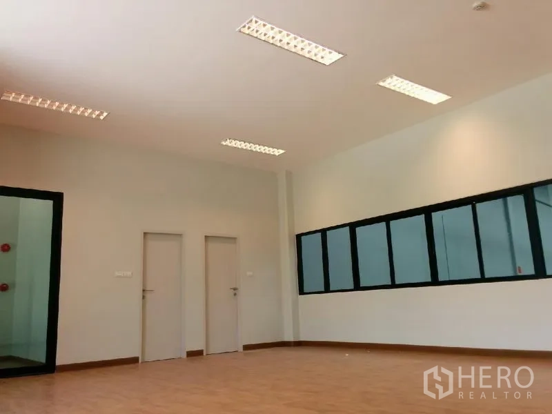 工厂 出租在Samut Prakan - 二层办公室，木质地板，带窗户与室内门。