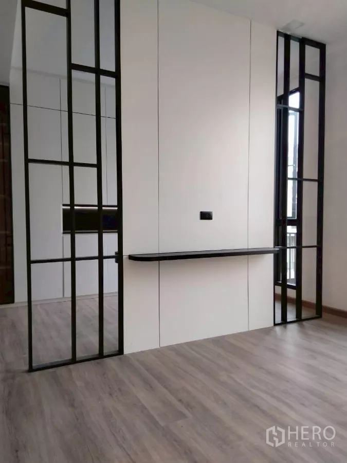 ทาวน์เฮาส์ ให้เช่าในChatuchak, Bangkok - ผนังตกแต่งกรอบสีดำพร้อมชั้นลอยในห้องว่าง