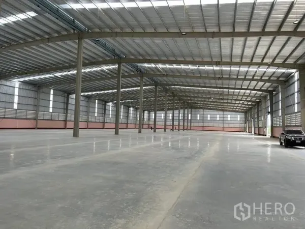 คลังสินค้า ให้เช่าในNikhom Phatthana, Rayong - ฮอลล์เก็บสินค้าโล่ง ระยะเสากว้าง และมีทางให้รถเข้าถึงได้ด้านปลายอาคาร