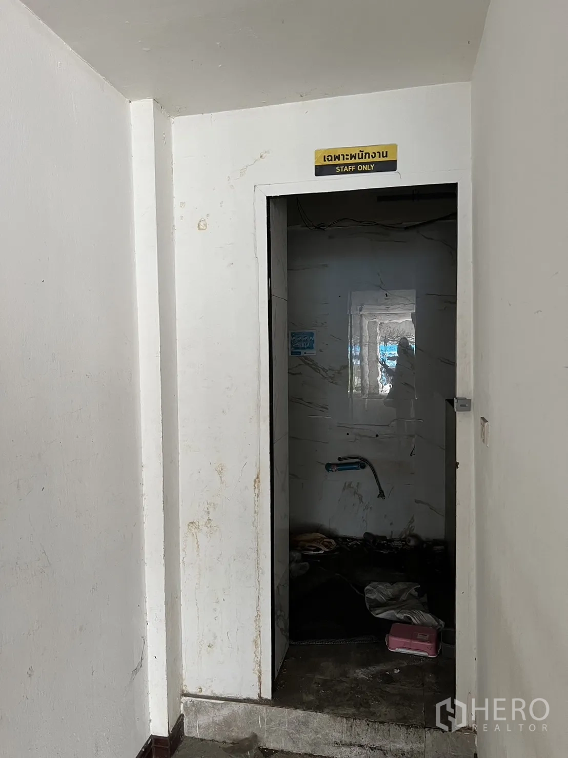 อาคารพาณิชย์ ให้เช่าในKhlong Toei, Bangkok - ประตูป้ายเฉพาะพนักงาน เปิดสู่ห้องยูทิลิตี้ด้านหลัง สภาพยังไม่เสร็จ