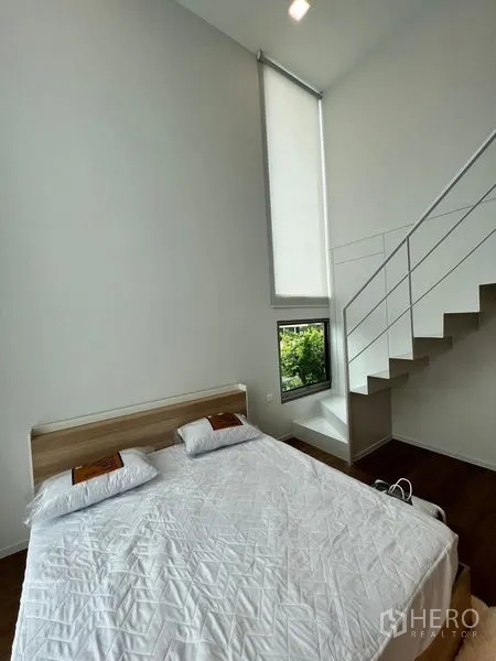 独立式住宅 出租 - 从夹层楼梯俯视挑高卧室，可见高窗采光。