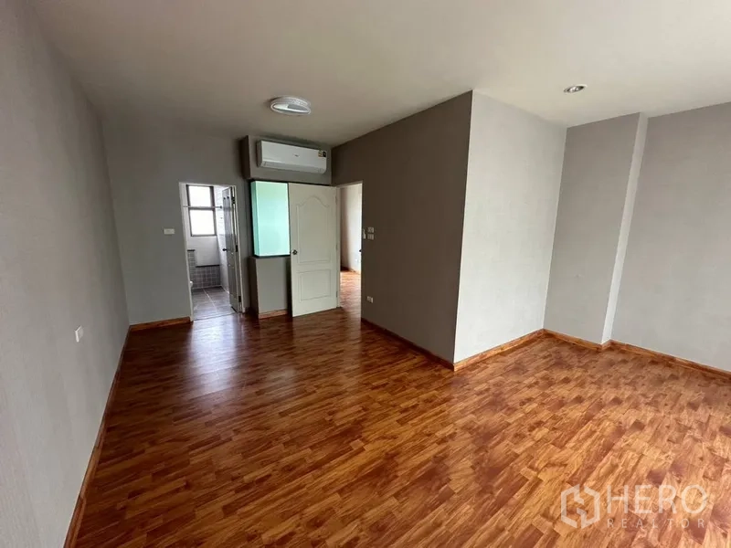 ทาวน์เฮาส์ ให้เช่าหรือขายในPhra Khanong, Bangkok - ห้องนอนมาสเตอร์กว้าง พร้อมประตูเข้าสู่ห้องน้ำในตัว