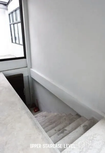 อาคารพาณิชย์ ให้เช่าในWatthana, Bangkok - บันไดคอนกรีตพร้อมราวจับและช่องแสงหน้าต่าง