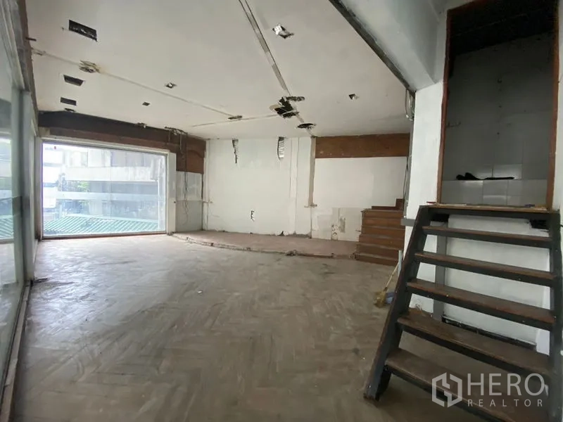 อาคารพาณิชย์ ให้เช่าในKhlong Toei, Bangkok - ห้องค้าปลีกชั้นบนสว่าง พร้อมกระจกโชว์ขนาดใหญ่และพื้นที่ยกระดับ.