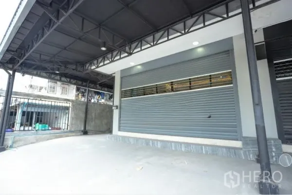 สำนักงานที่บ้าน ให้เช่าในBang Khen, Bangkok - ที่จอดรถมีหลังคาพร้อมประตูม้วนหน้ากว้าง เหมาะเป็นโชว์รูมหรือรับส่งของ