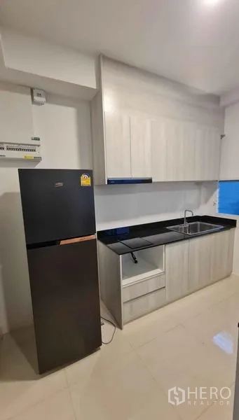 ทาวน์เฮาส์ ให้เช่าในPrawet, Bangkok - ครัวบิวท์อินท็อปหินสีดำ อ่างล้างจาน ตู้เก็บของ และตู้เย็นสูง.