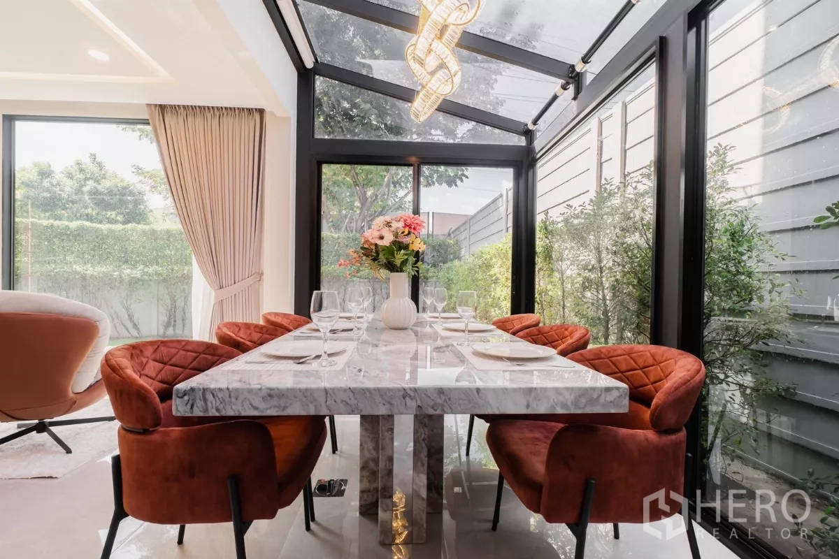 บ้าน ให้เช่าหรือขายในPrawet, Bangkok - ห้องทานอาหารรับแสงธรรมชาติ โคมระย้า ผนังกระจก มองเห็นสวน