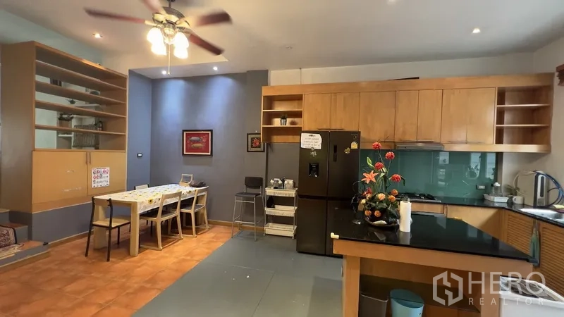 ทาวน์เฮาส์ ให้เช่าหรือขายในKhlong Toei, Bangkok - ครัวและพื้นที่รับประทานอาหารพร้อมตู้เก็บของจำนวนมาก