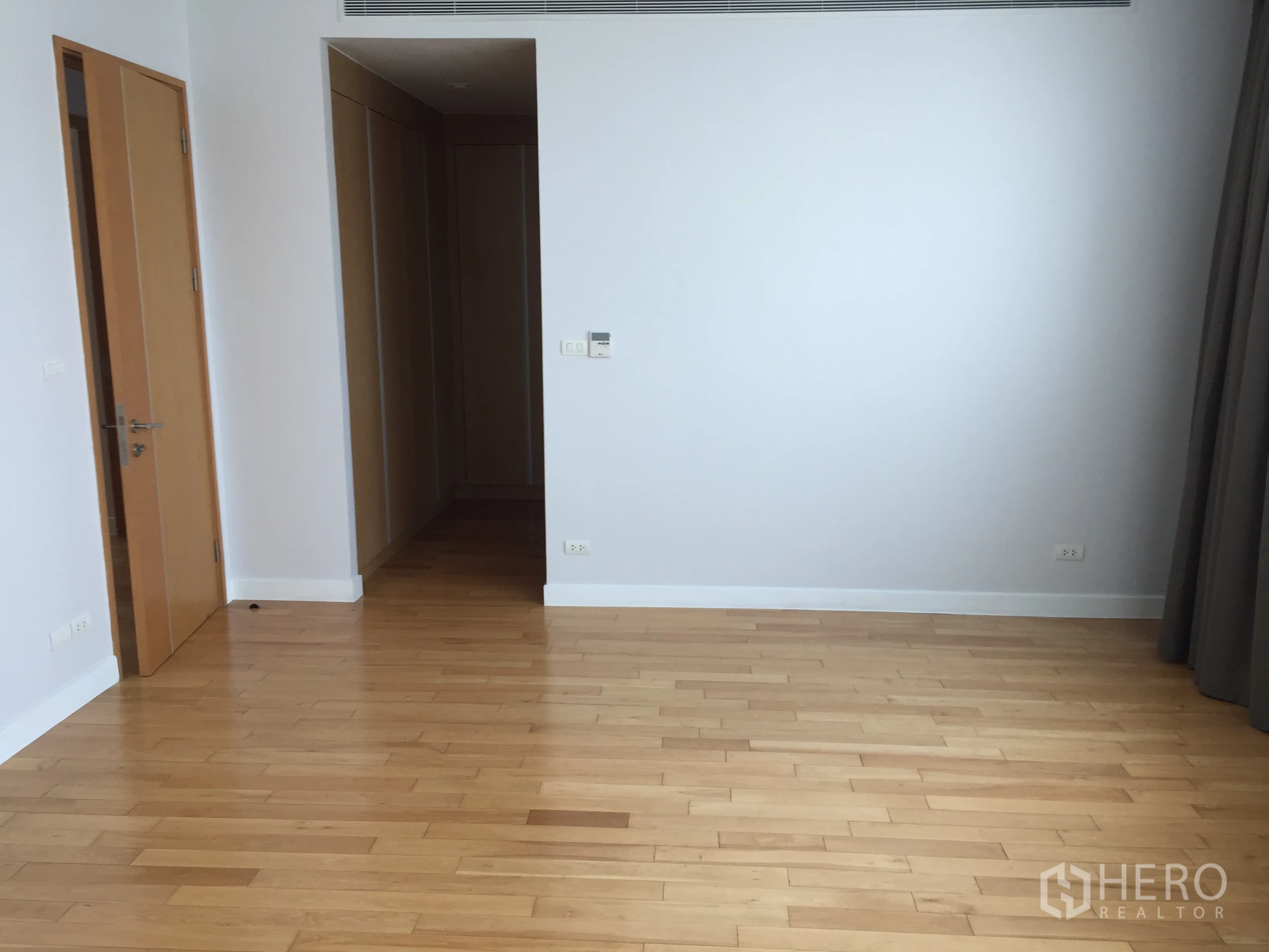 คอนโด ให้เช่าในKhlong Toei, Bangkok - ห้องนอนใหญ่พร้อมโถงตู้เสื้อผ้าแบบวอล์กอินและพื้นไม้.