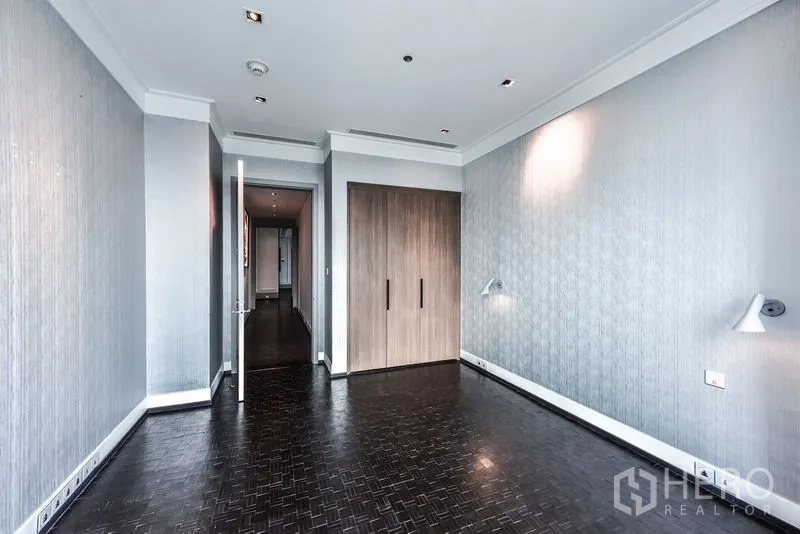 公寓 出租在Bang Rak, Bangkok - 卧室，内置木质衣柜与极简照明。