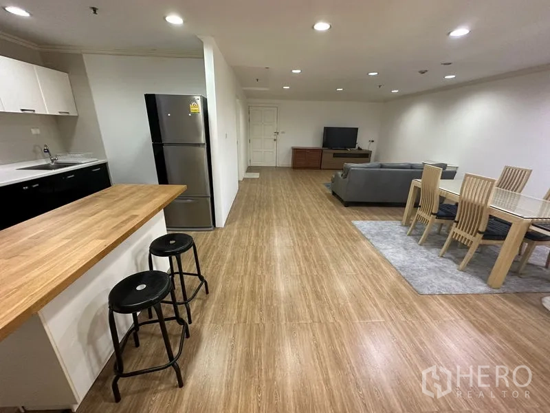 คอนโด ให้เช่าในWatthana, Bangkok - เลย์เอาต์ครัวเชื่อมต่อห้องนั่งเล่น พร้อมไอส์แลนด์บาร์ ชุดทานอาหาร และโซฟา