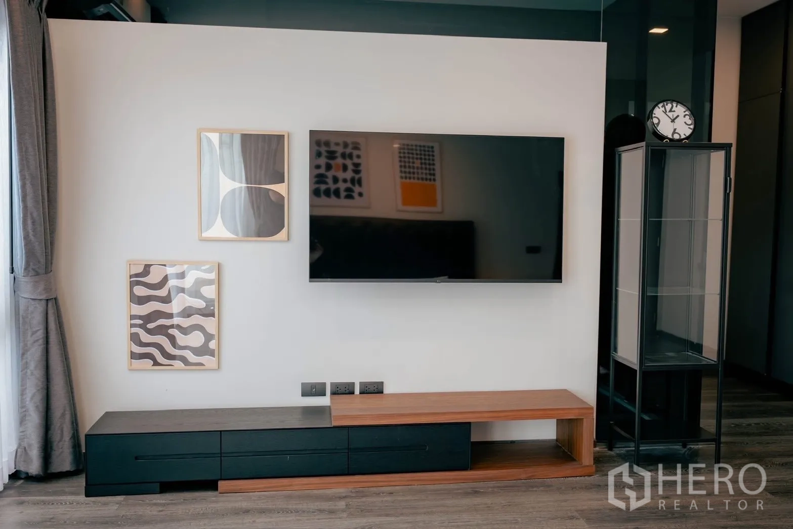 独立式住宅 出租或出售在Bang Phli, Samut Prakan - 卧室影音墙广角视图，带玻璃展示柜。