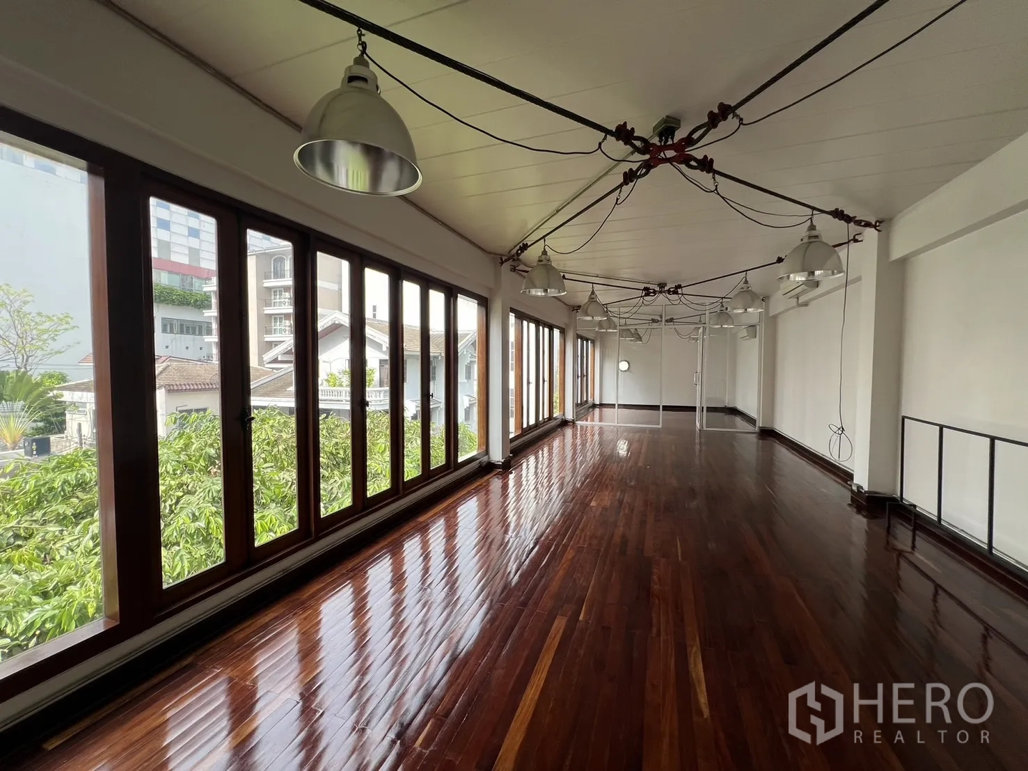 สำนักงานที่บ้าน ให้เช่าในWatthana, Bangkok - สตูดิโอรับแสงดี หน้าต่างต่อเนื่องทั้งแนวและระบบไฟแขวนแบบลอฟท์ พื้นไม้สีเข้ม.