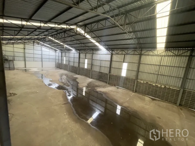 货栈 出租在Prawet, Bangkok - 钢桁架屋顶的大型仓库区，混凝土地面
