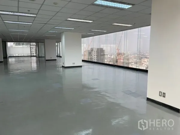 办公空间 出租在Din Daeng, Bangkok - 开放式办公室，落地窗与曼谷天际线景观。