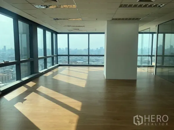 办公空间 出租在Din Daeng, Bangkok - 转角办公室，落地窗与木地板，俯瞰曼谷城市天际线。