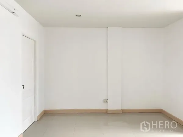 联排别墅 出租在Khlong Toei, Bangkok - 干净白色房间，亮面瓷砖地板，预留空调位。