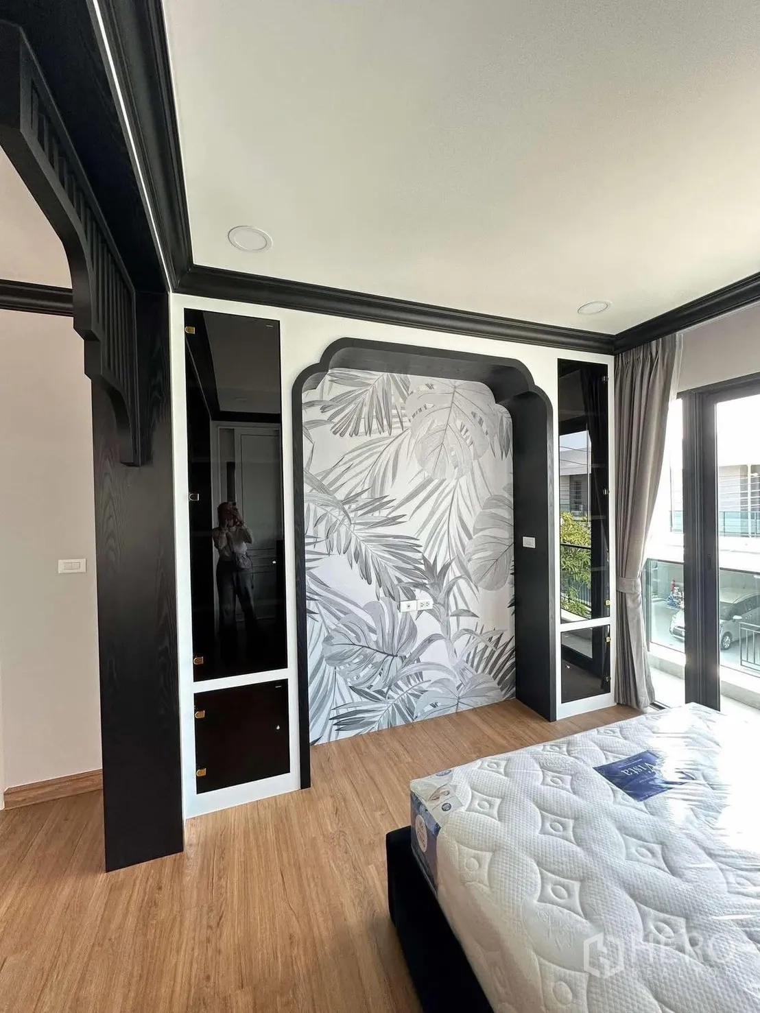 บ้านเดี่ยว for rent in Bang Phli, Samut Prakan - มุมห้องนอน ผนังหัวเตียงลวดลาย พื้นไม้ และหน้าต่างสูงเต็มบาน