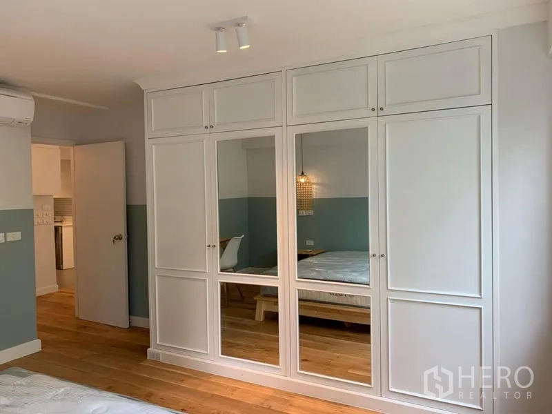 คอนโด ขายในWatthana, Bangkok - ตู้เสื้อผ้าบิวท์อินสีขาวพร้อมบานกระจกในห้องนอน