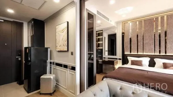 คอนโด ให้เช่าในBang Rak, Bangkok - โถงทางเข้าพร้อมแพนทรีและตู้เย็น เชื่อมสู่ห้องนอนดีไซน์โมเดิร์น มีโต๊ะเครื่องแป้งกระจกและไฟซ่อน