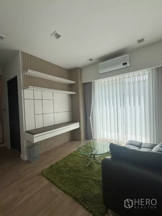 บ้าน ให้เช่าในLat Krabang, Bangkok - มุมนั่งเล่นพรมสีเขียว โต๊ะกระจก บิลท์อิน และประตูกระจกบานเลื่อน