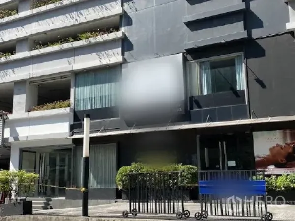 零售空间 出租在Pathum Wan, Bangkok - 帕吞旺街边店铺外立面，深色外墙与大幅落地玻璃，适合招牌与人流导入。