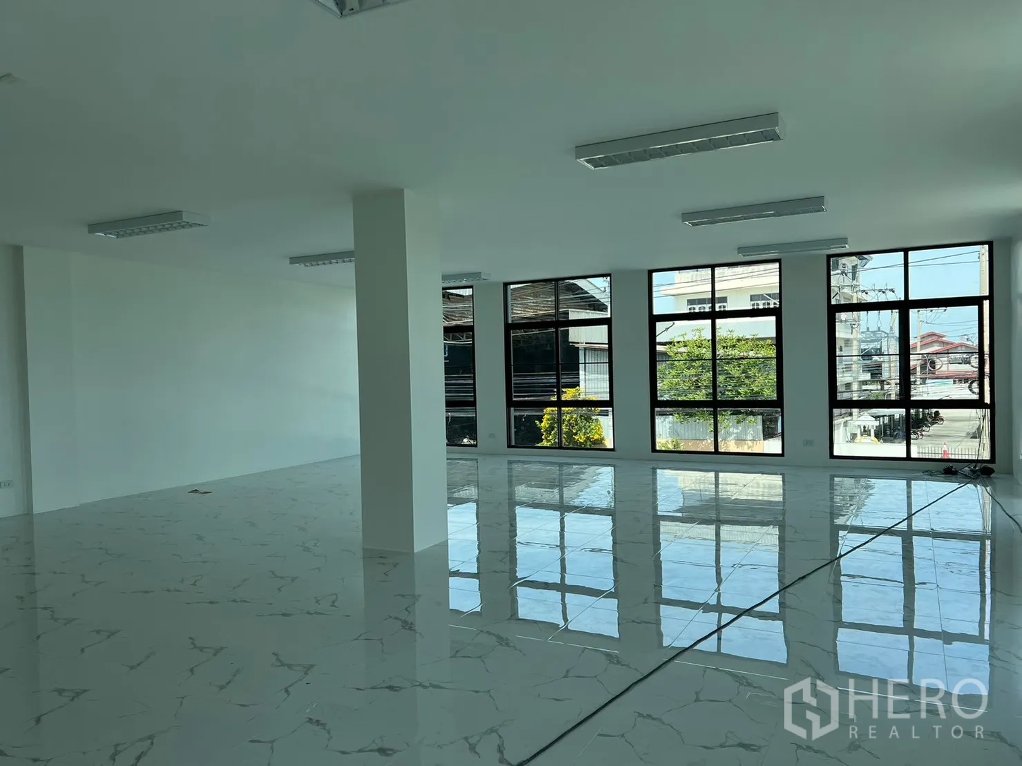 货栈 出租在Bang Sao Thong, Samut Prakan - 转角办公室，落地窗与高反光地砖。
