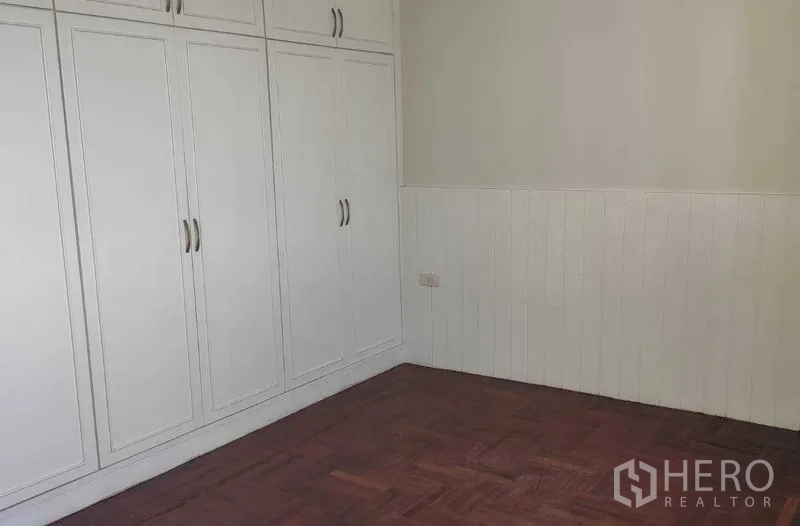 อพาร์ทเมนท์ ให้เช่าในKhlong Toei, Bangkok - ห้องนอนที่สามหรือห้องทำงานพร้อมตู้เสื้อผ้าบิลท์อินสีขาว