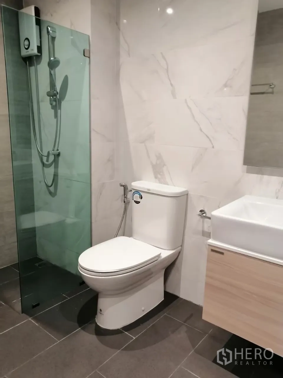 อพาร์ทเมนท์ ให้เช่าในKhlong Toei, Bangkok - ห้องน้ำสไตล์โมเดิร์นพร้อมฝักบัวกั้นกระจก สุขภัณฑ์ และอ่างล้างหน้าลอย