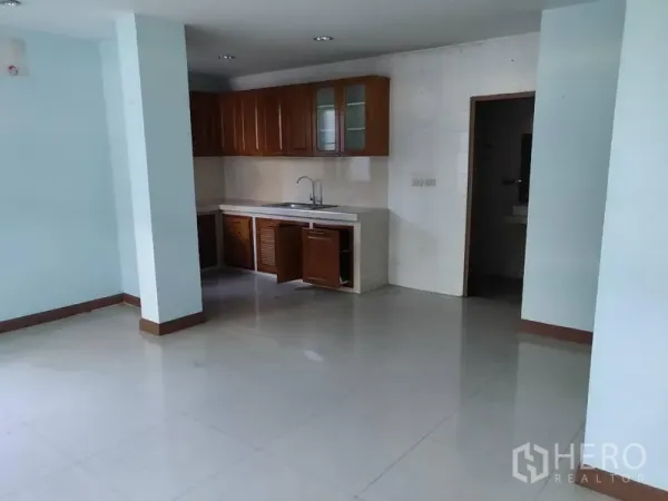 Home Office for rent in Watthana, Bangkok - Pantry and dining space with wooden cabinets and tiled flooring.