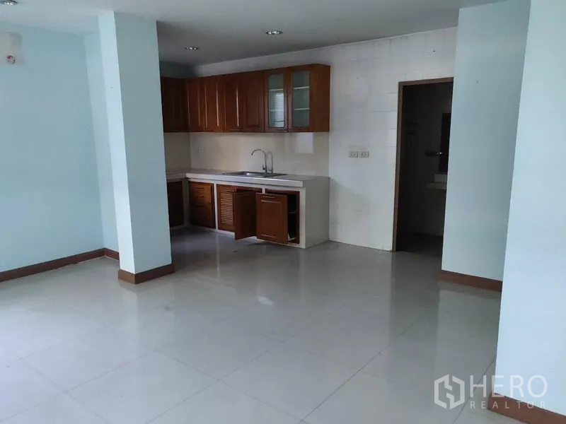 Home Office for rent in Watthana, Bangkok - Pantry and dining space with wooden cabinets and tiled flooring.