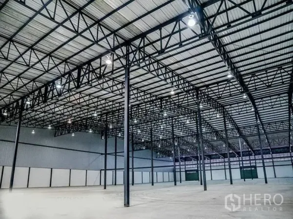 คลังสินค้า ให้เช่าในMueang Samut Prakan, Samut Prakan - พื้นที่เก็บสินค้าโล่ง เสาโครงเหล็กและไฟสว่าง ครอบคลุมช่วงกว้าง