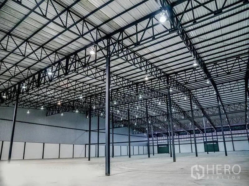 คลังสินค้า ให้เช่าในMueang Samut Prakan, Samut Prakan - พื้นที่เก็บสินค้าโล่ง เสาโครงเหล็กและไฟสว่าง ครอบคลุมช่วงกว้าง