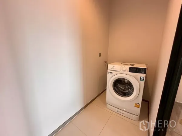 คอนโด ให้เช่าในChatuchak, Bangkok - มุมซักรีดพร้อมเครื่องซักผ้าแบบฝาหน้า