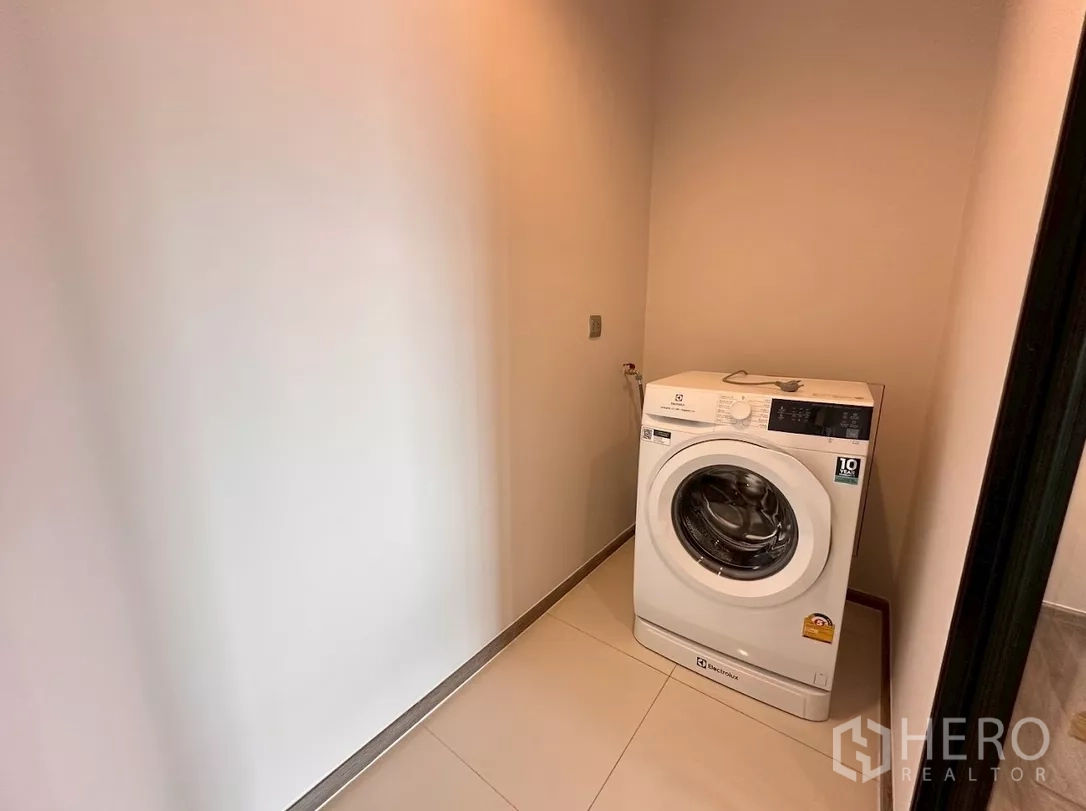 คอนโด ให้เช่าในChatuchak, Bangkok - มุมซักรีดพร้อมเครื่องซักผ้าแบบฝาหน้า