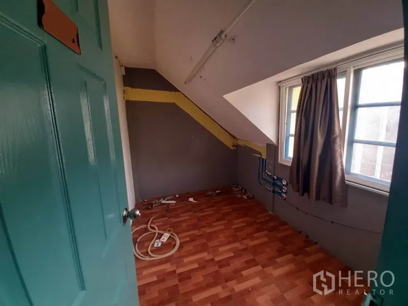 อาคารพาณิชย์ ให้เช่าในWatthana, Bangkok - ห้องขนาดกะทัดรัด เพดานลาด ประตูสีเขียว พื้นลายไม้ และหน้าต่างมีผ้าม่าน