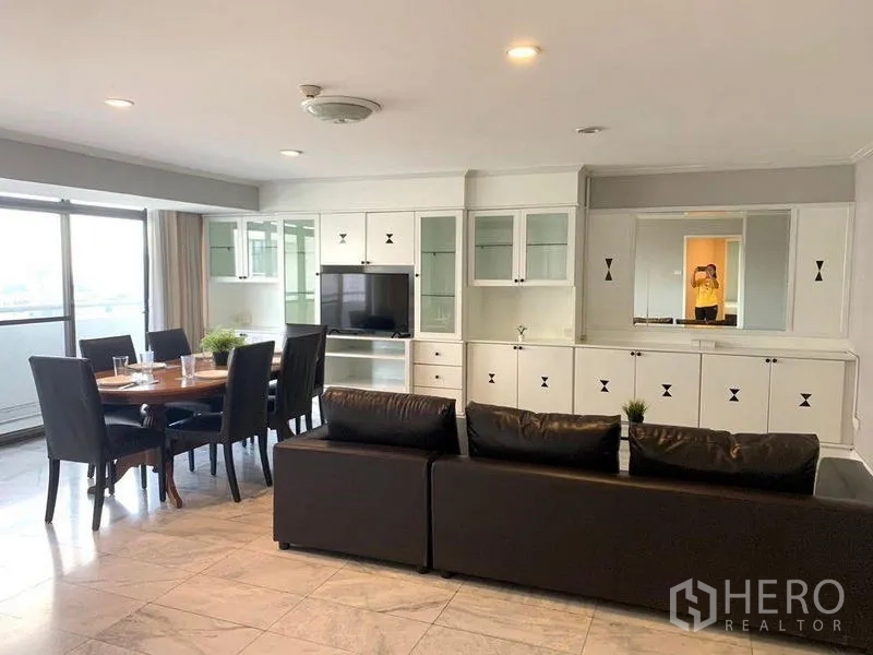 公寓 出租 - 朝向阳台的客厅，电视墙与餐桌，采光充足。