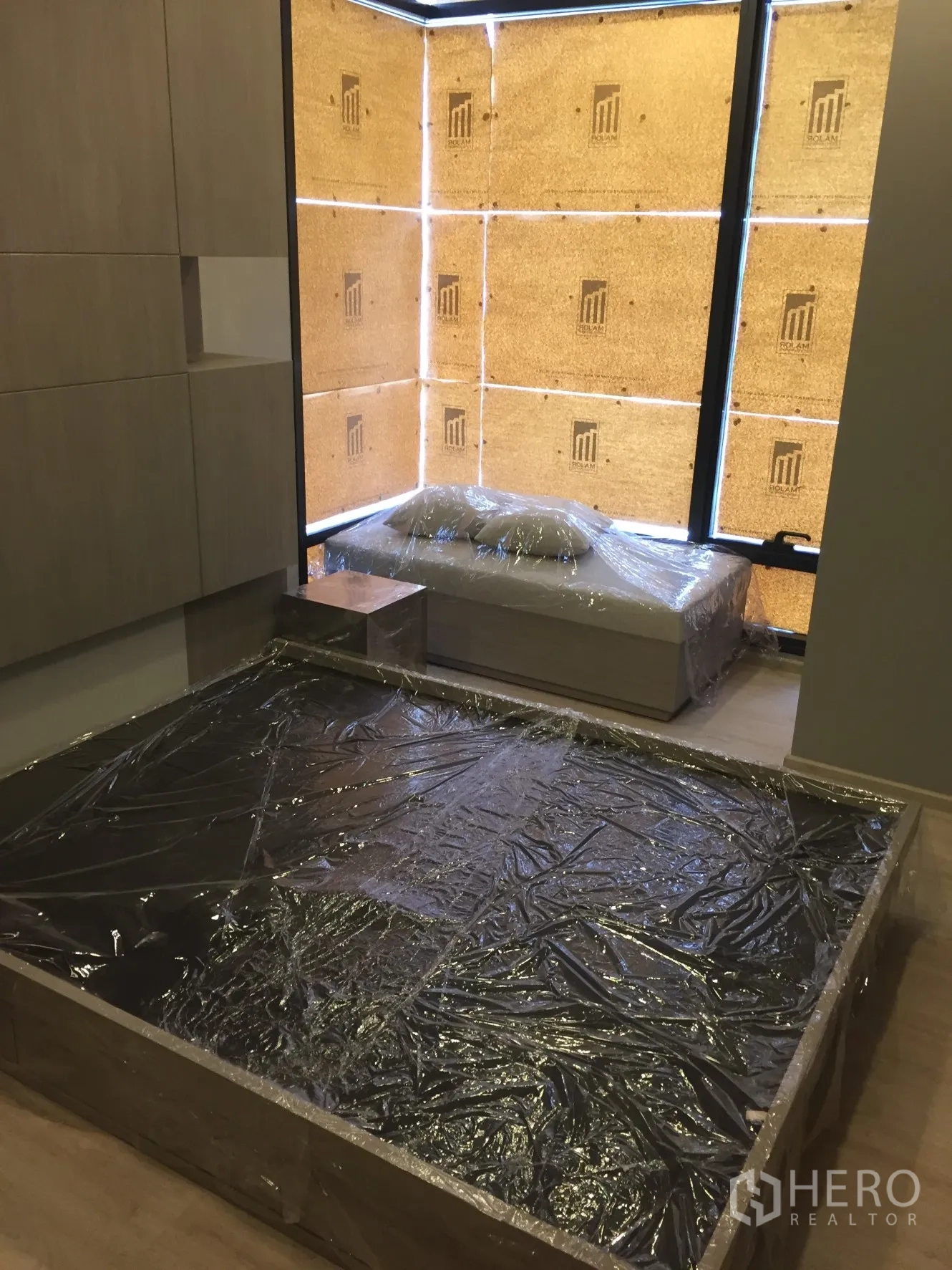 公寓 出租在Watthana, Bangkok - 卧室带平台床架与转角落地窗。