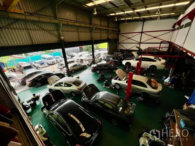 คลังสินค้า ให้เช่าในThanyaburi, Pathum Thani - โกดังเพดานสูง พื้นที่ทำงานหลายช่องพร้อมลิฟต์ยกรถ และช่องเปิดกว้างสำหรับรถเข้าออก