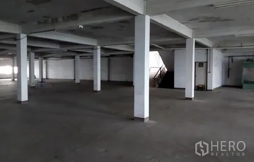 โรงงาน ขายในBang Phli, Samut Prakan - พื้นผลิตงานแบบเปิดโล่ง มีเสาคอนกรีตและบันไดทางขึ้น.