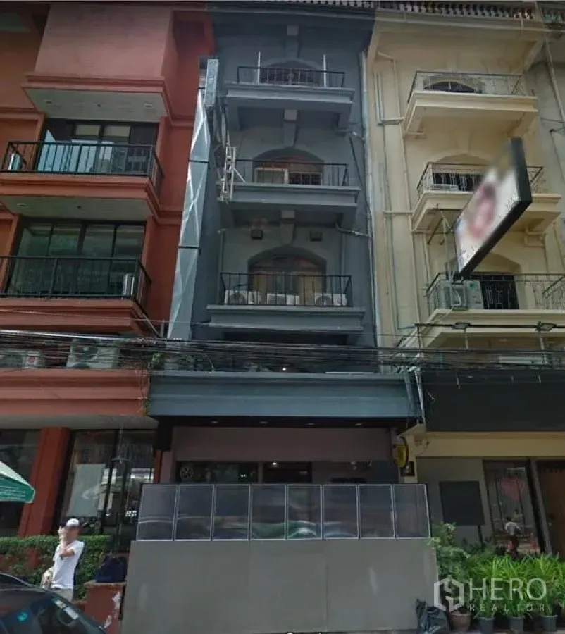 อาคารพาณิชย์ ให้เช่าในKhlong Toei, Bangkok - ด้านหน้าอาคารพาณิชย์สีเทา 4 ชั้น มีระเบียงและกันสาด ในย่านวัฒนา กรุงเทพฯ