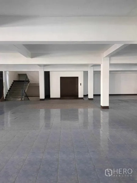 คลังสินค้า ให้เช่าในNong Khaem, Bangkok - ภายในโกดังมีประตูลิฟต์ขนของและบันได